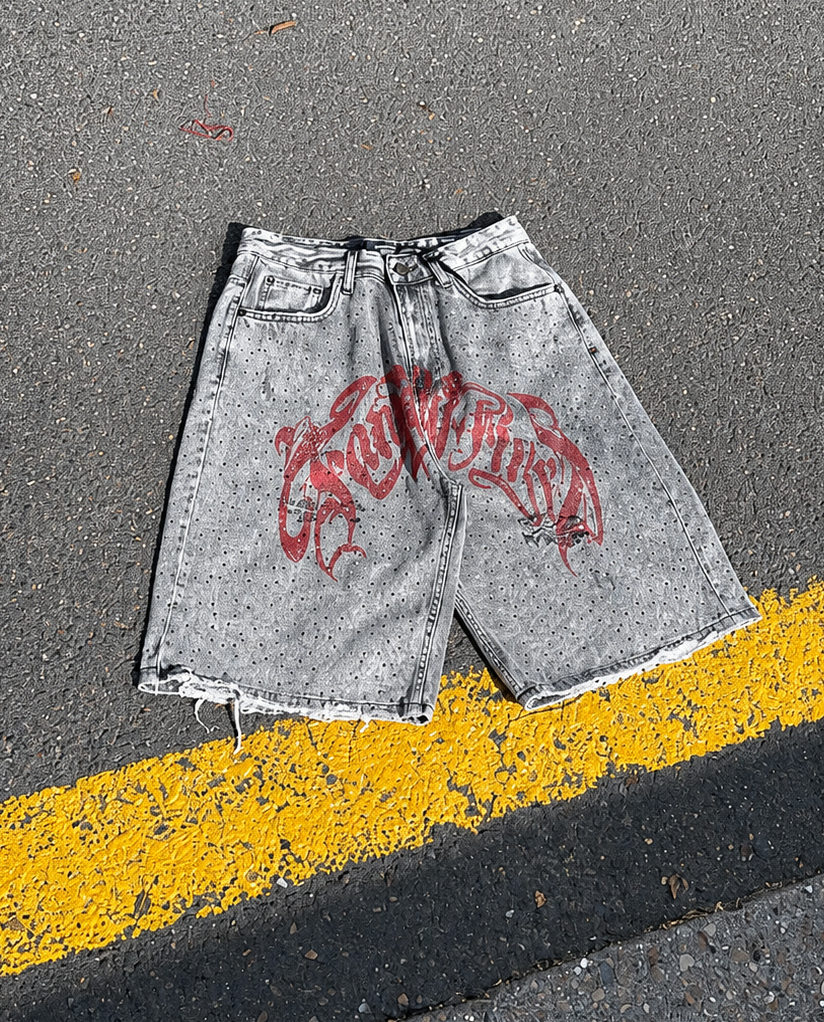 Short en Jean Oversize – Gris Délavé avec Strass & Imprimé Rouge