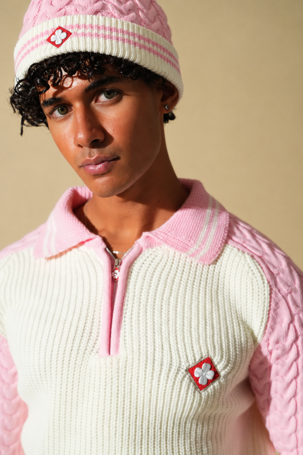 Set Pull Polo Zippé + Bonnet Torsadé – Blanc / Rose