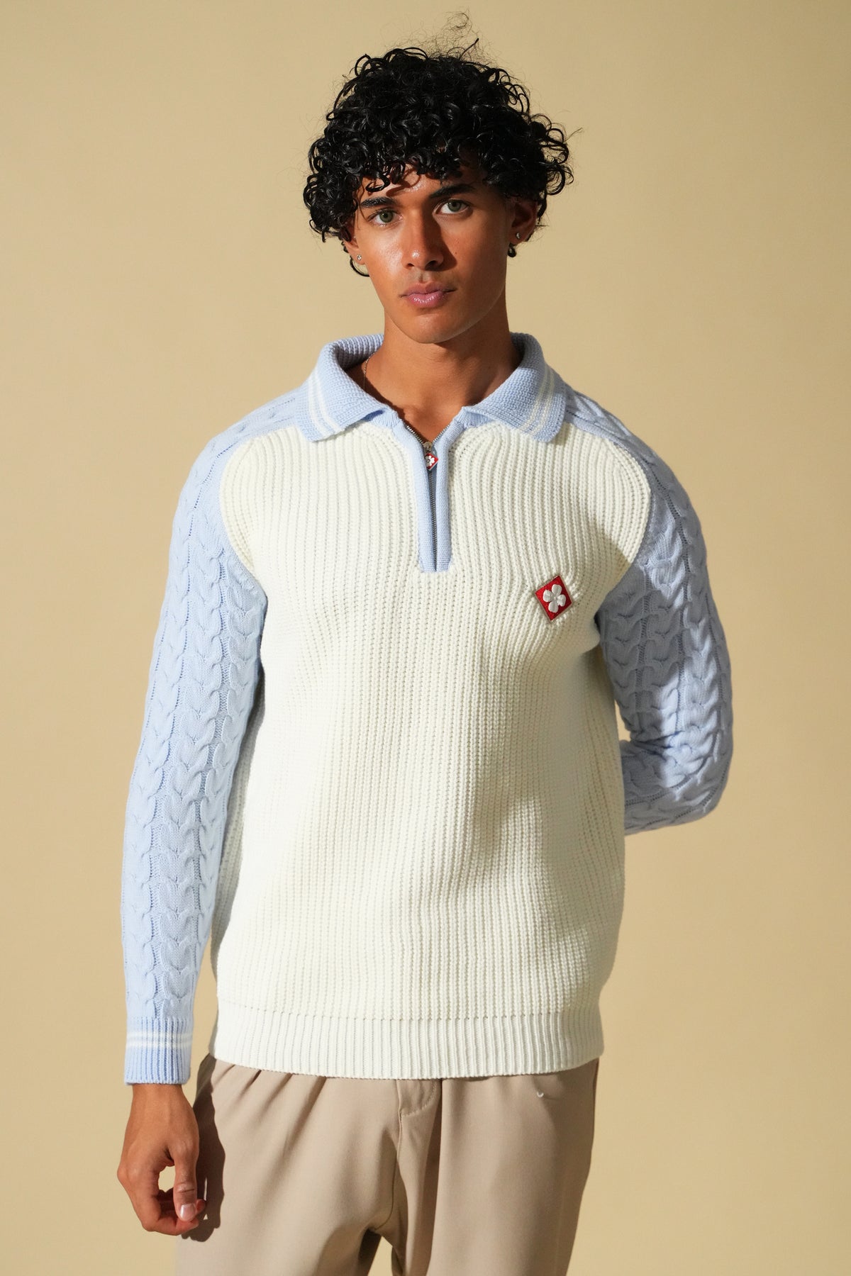 Set Pull Polo Zippé + Bonnet Torsadé – Blanc / Bleu Ciel