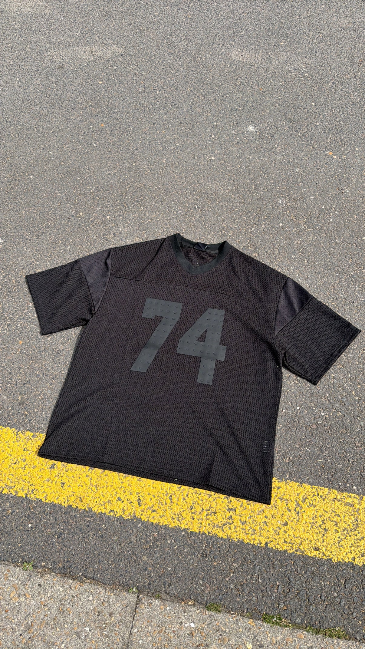 T-shirt mesh noir oversize imprimé “74”