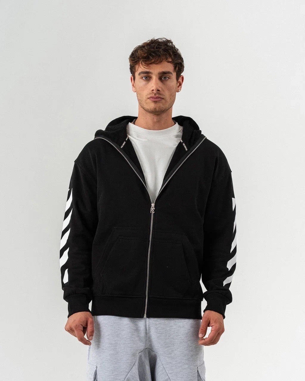 Hoodie Zippé avec Cagoule Intégrée – Noir & Blanc