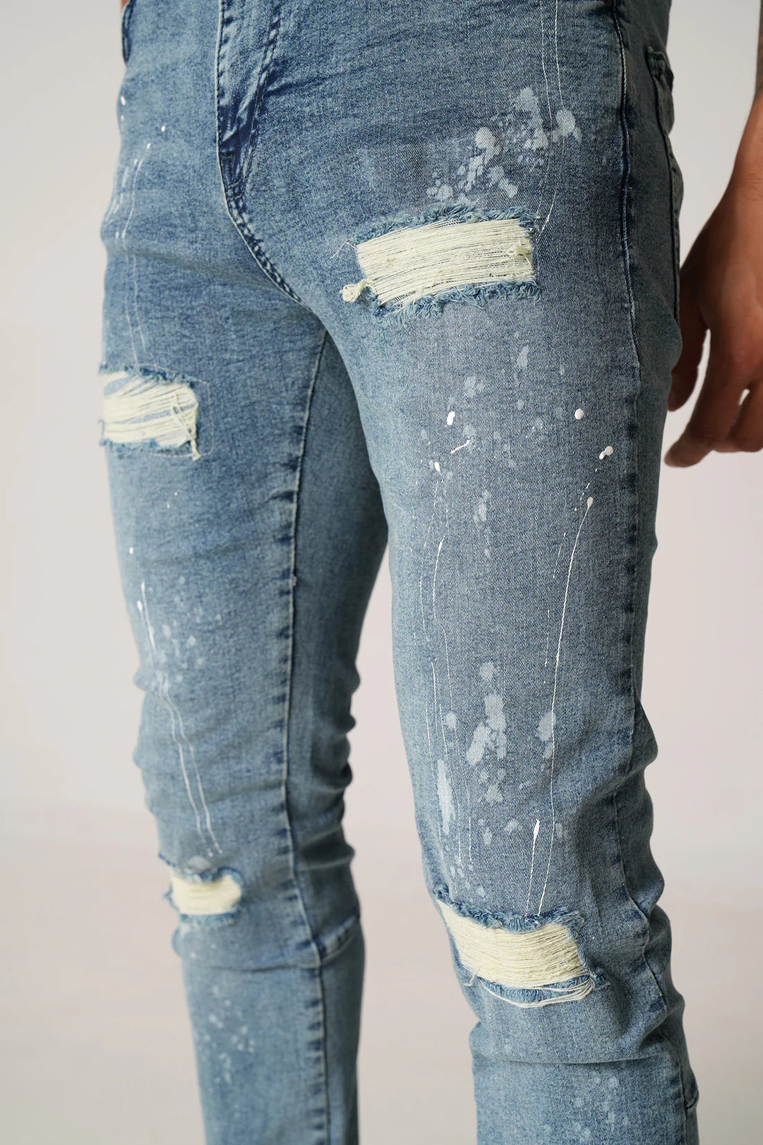 Jean skinny bleu délavé – Destroy/ Paint Effect