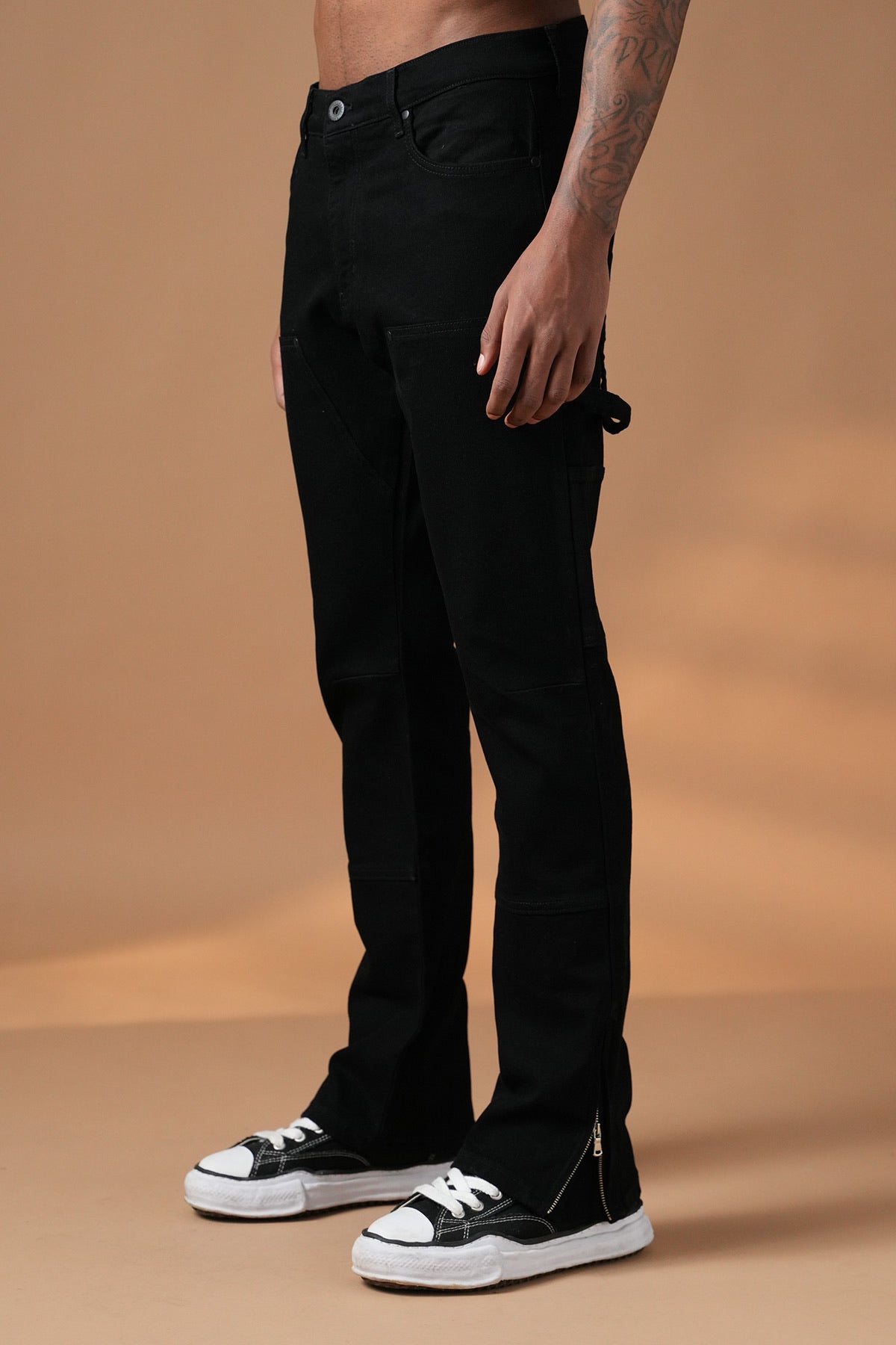 Jean noir avec détails zippés