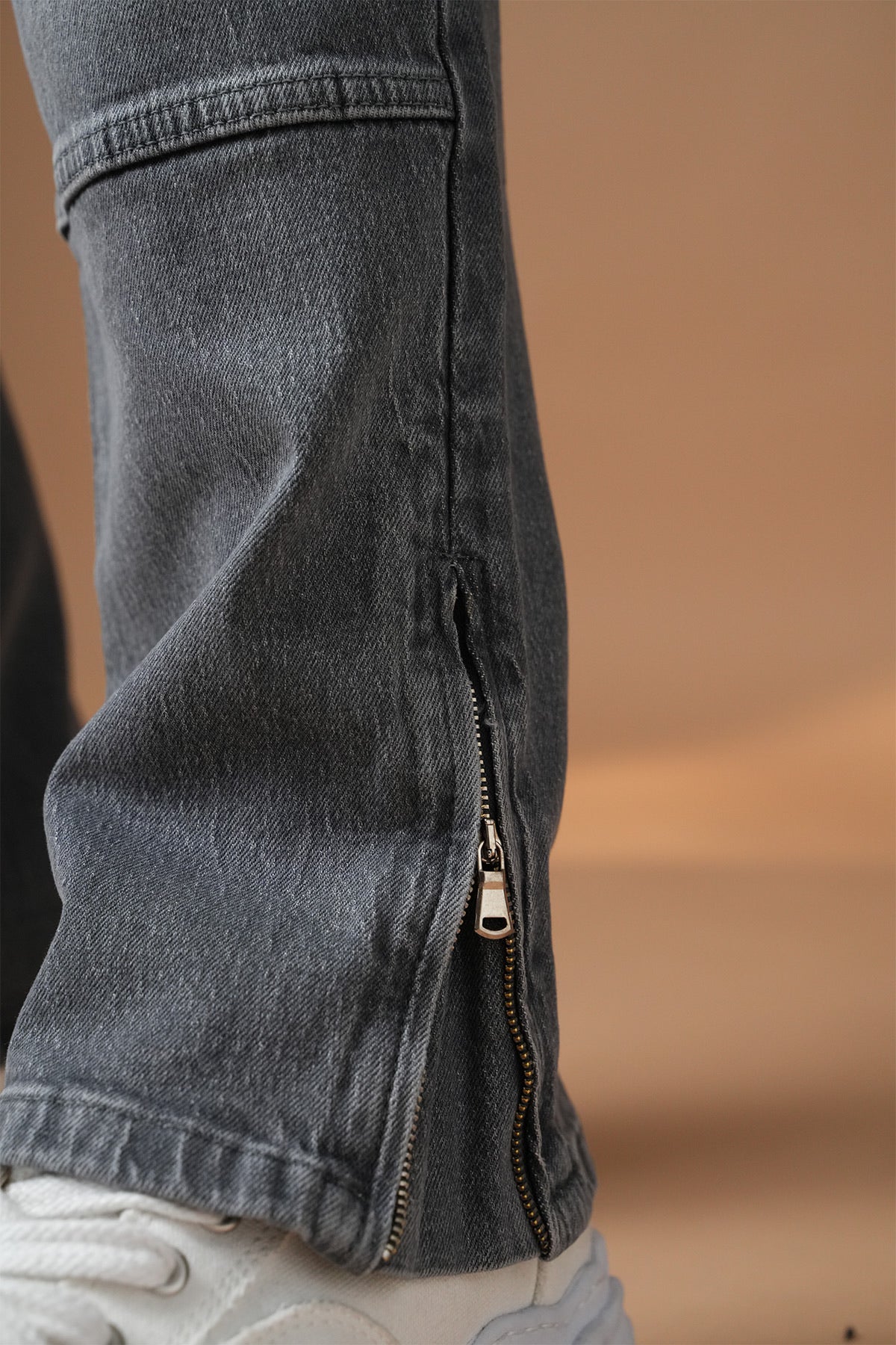 Jean gris délavé avec détails zippés