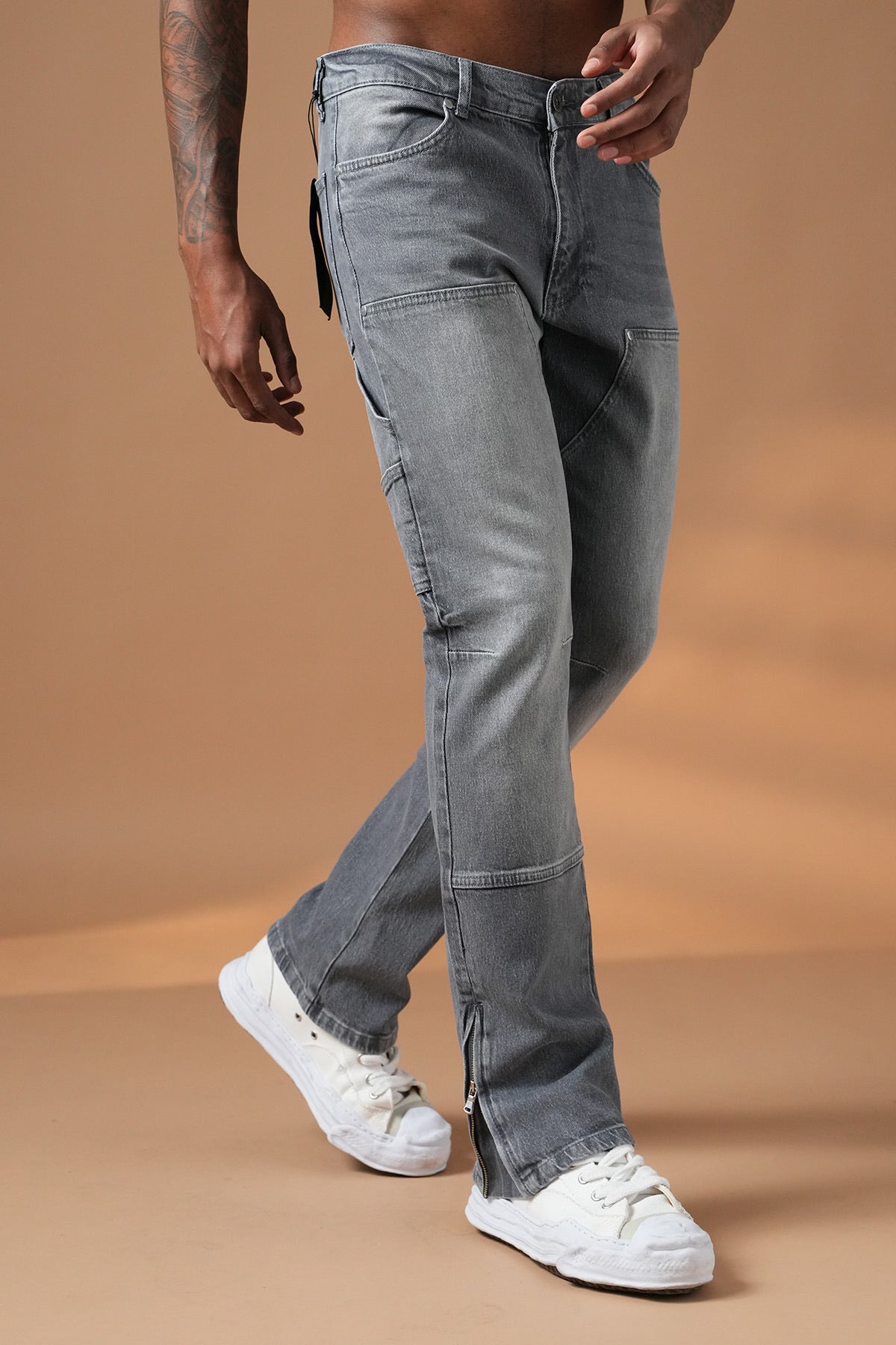 Jean gris délavé avec détails zippés