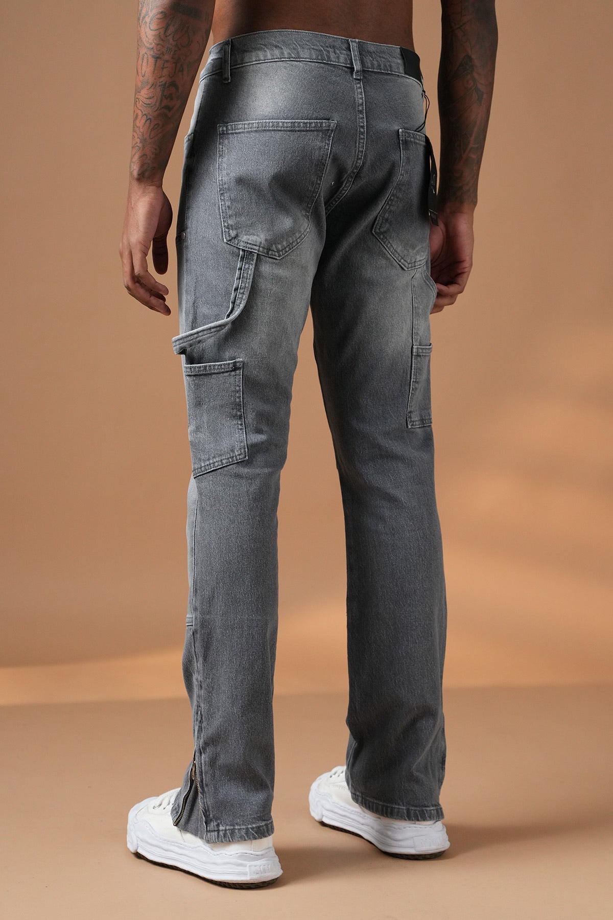 Jean gris délavé avec détails zippés