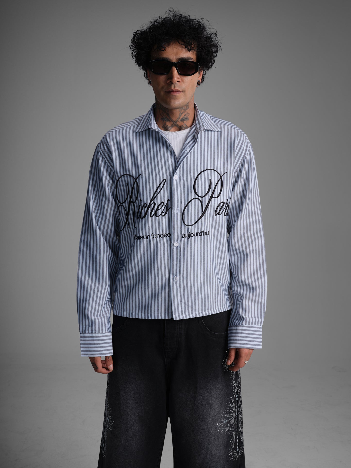 Chemise rayée brodée "Riches Paris" - gris et blanc