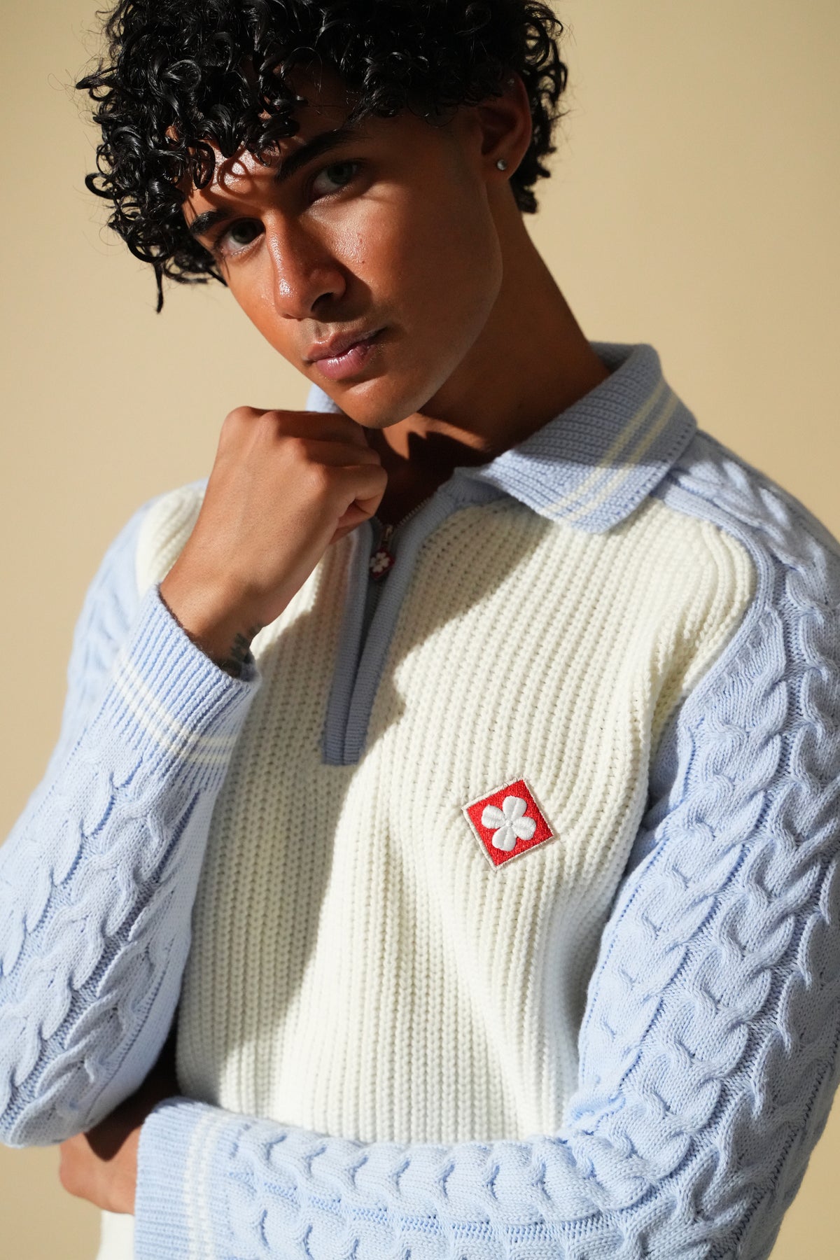 Set Pull Polo Zippé + Bonnet Torsadé – Blanc / Bleu Ciel