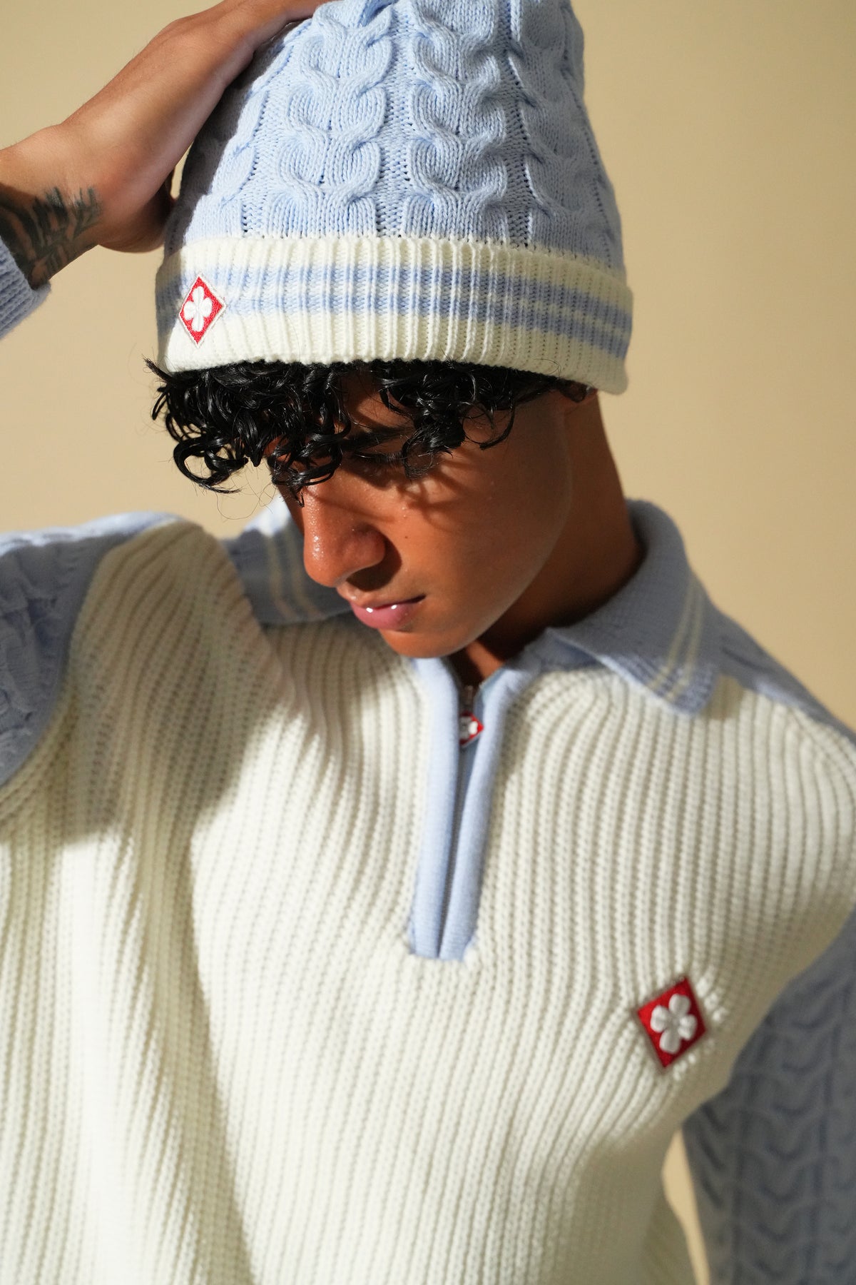 Set Pull Polo Zippé + Bonnet Torsadé – Blanc / Bleu Ciel